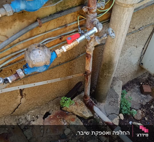 צנרת מים וברזים חלודים בחוץ